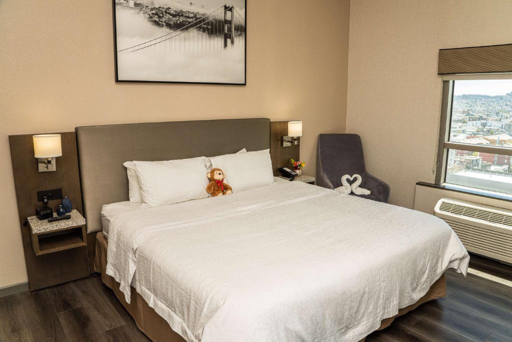 Deluxe King Room with City View