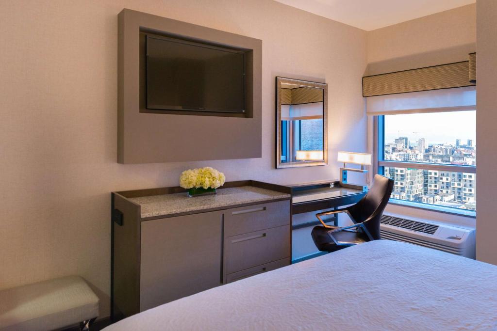 Deluxe King Room with City View