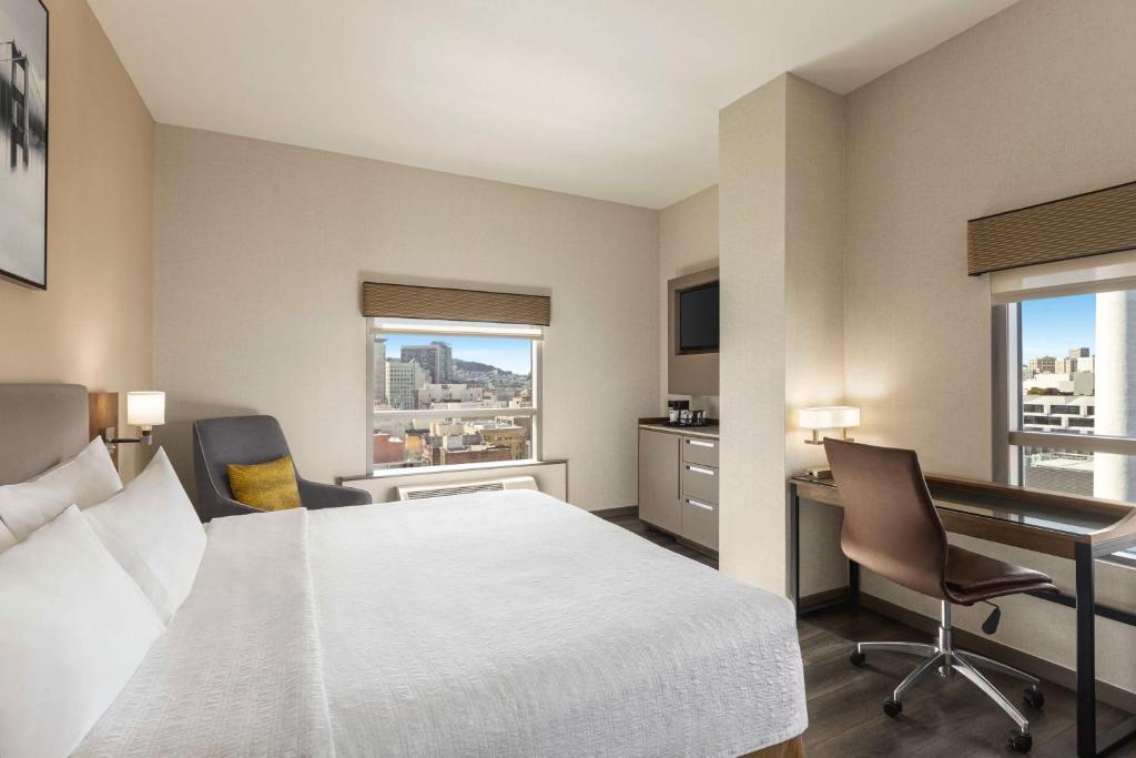 Deluxe King Room with City View