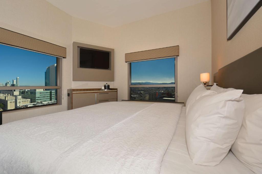 Deluxe King Room with City View