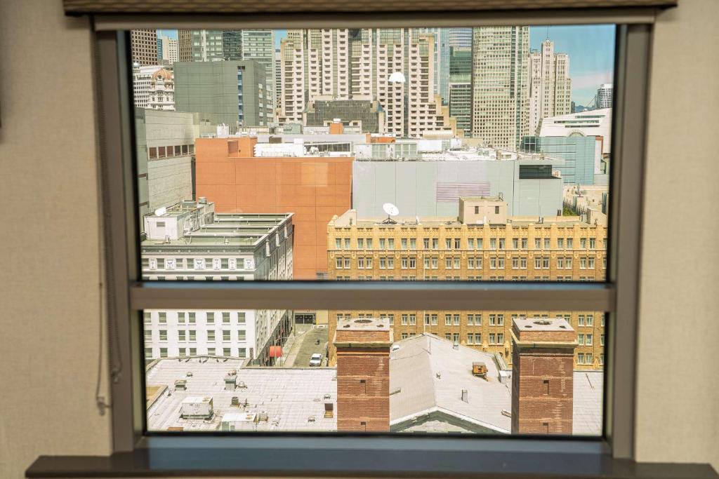 Deluxe King Room with City View