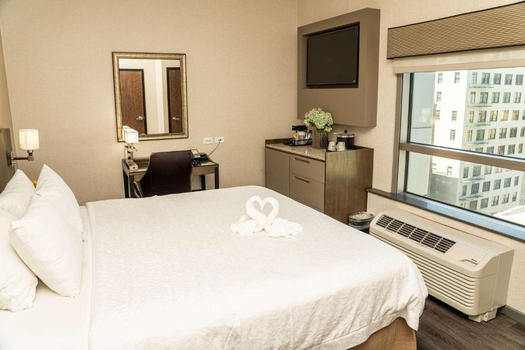 Deluxe King Room with City View