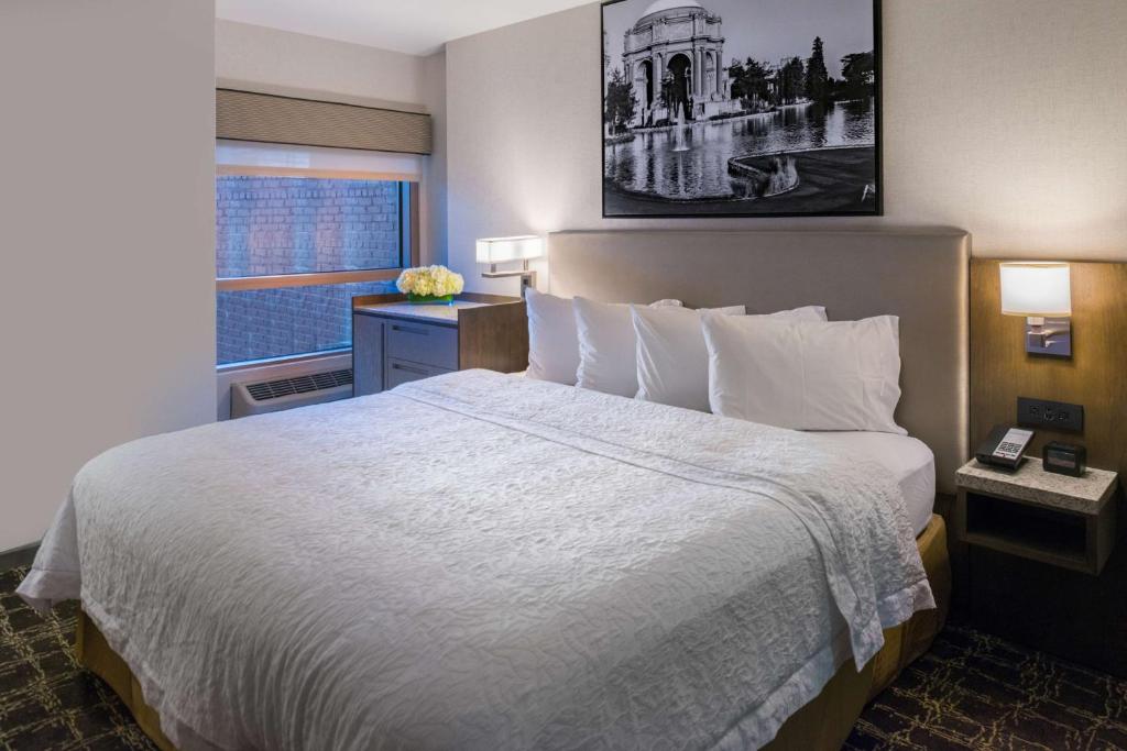 King Room – Mobility Accessible with Bathtub