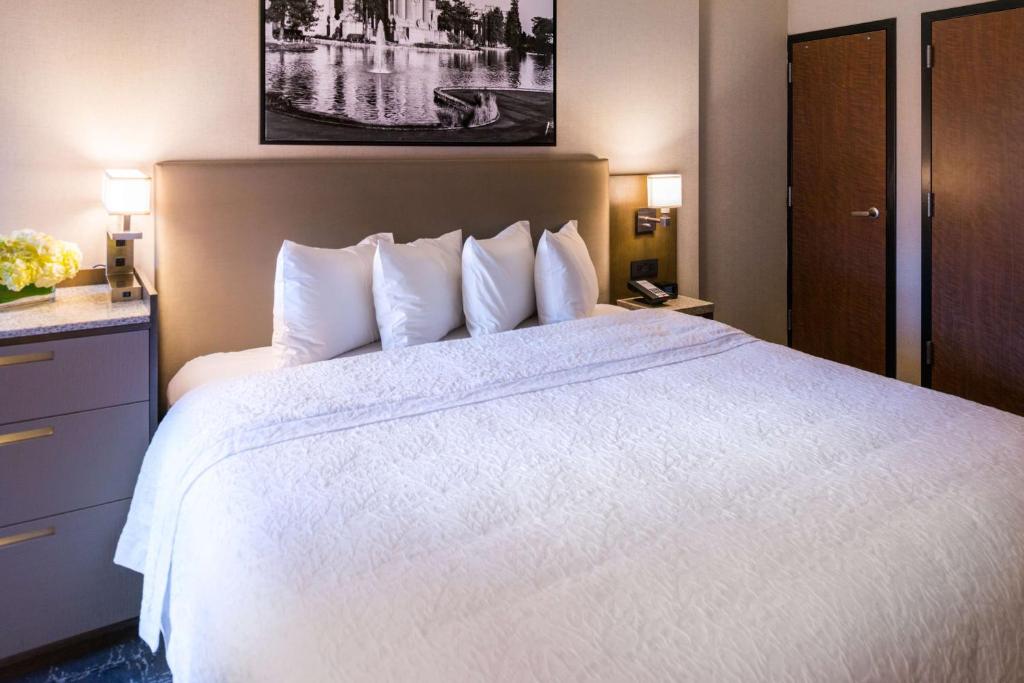 King Room – Mobility Accessible with Bathtub