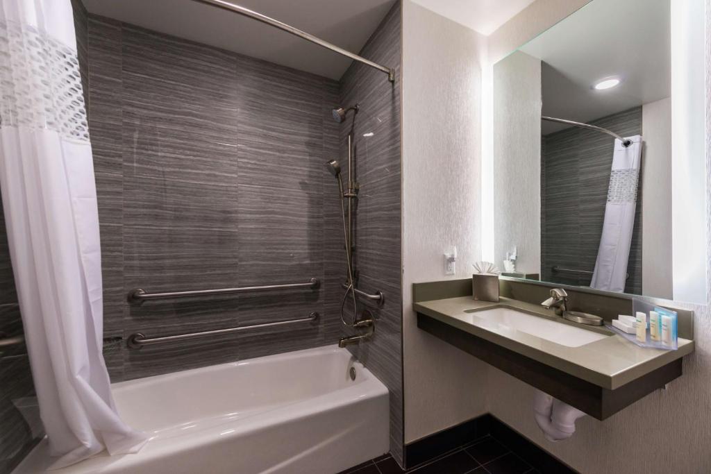 King Room – Mobility Accessible with Bathtub