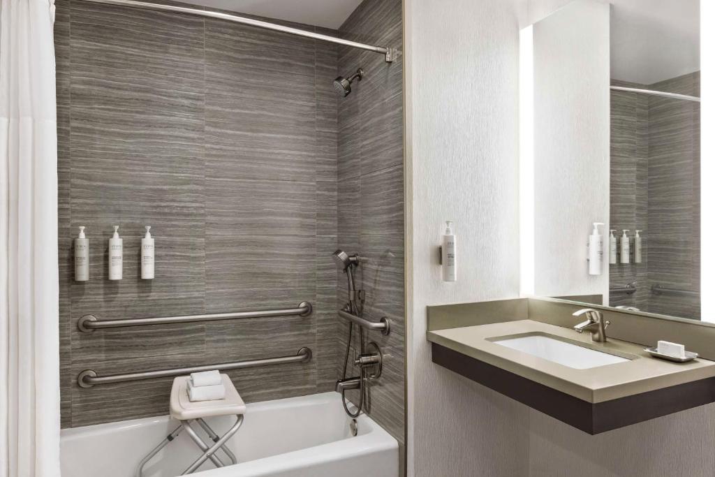 King Room – Mobility Accessible with Bathtub