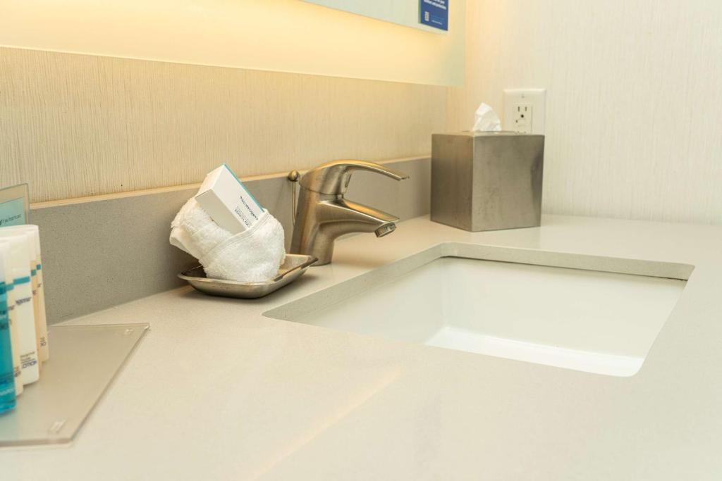 King Room – Mobility Accessible with Bathtub