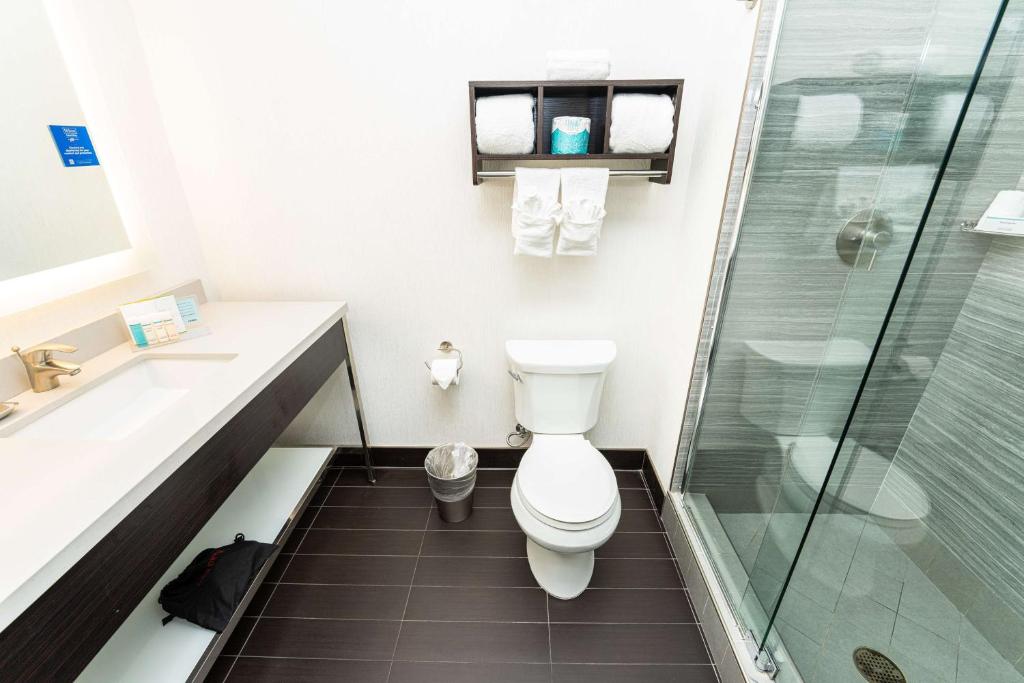 King Room – Mobility Accessible with Bathtub