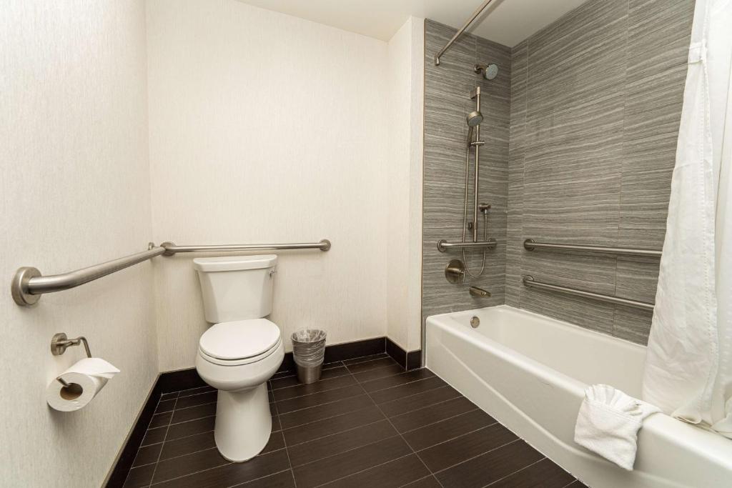 King Room – Mobility Accessible with Bathtub