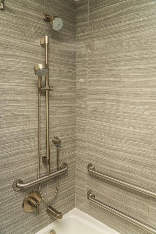 King Room – Mobility Accessible with Bathtub