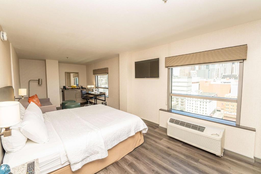 King Room – Mobility Accessible with Bathtub