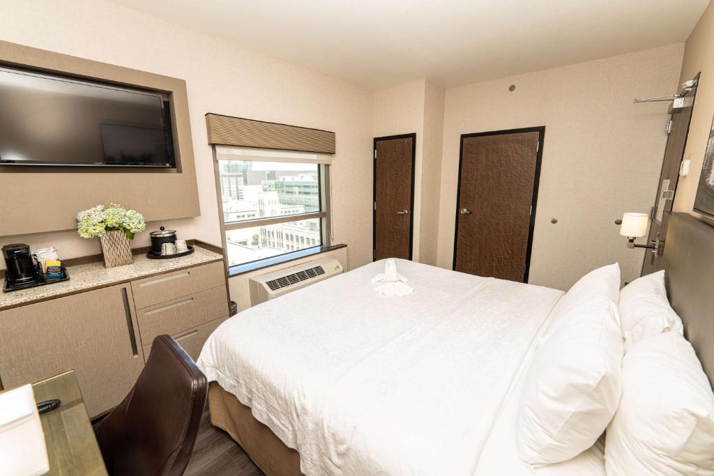 King Room – Mobility Accessible with Bathtub