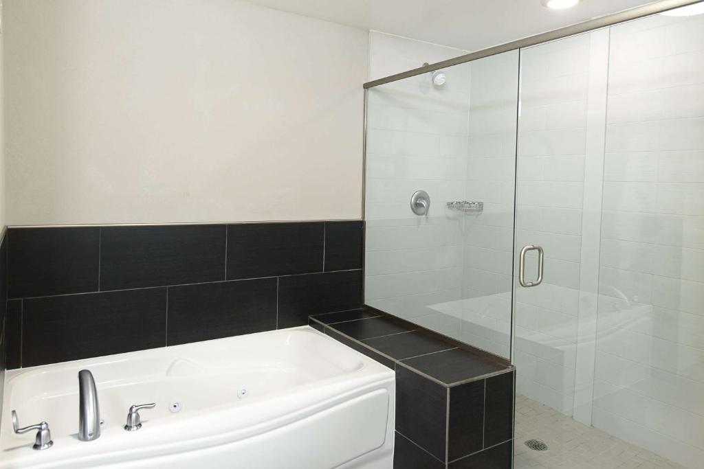 King Studio with Whirlpool – Non-Smoking