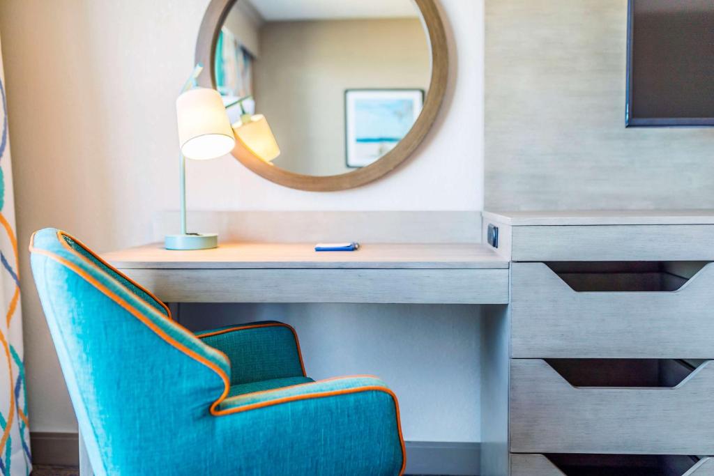 Queen Room with Premium View – Non-Smoking