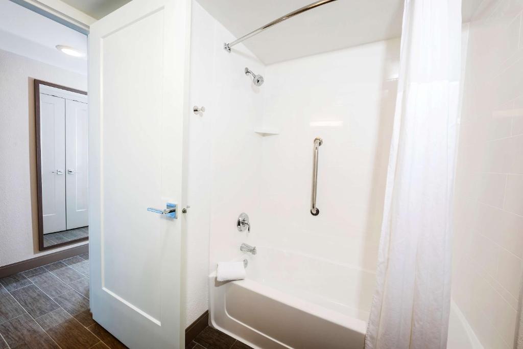 Queen Room with Premium View – Non-Smoking