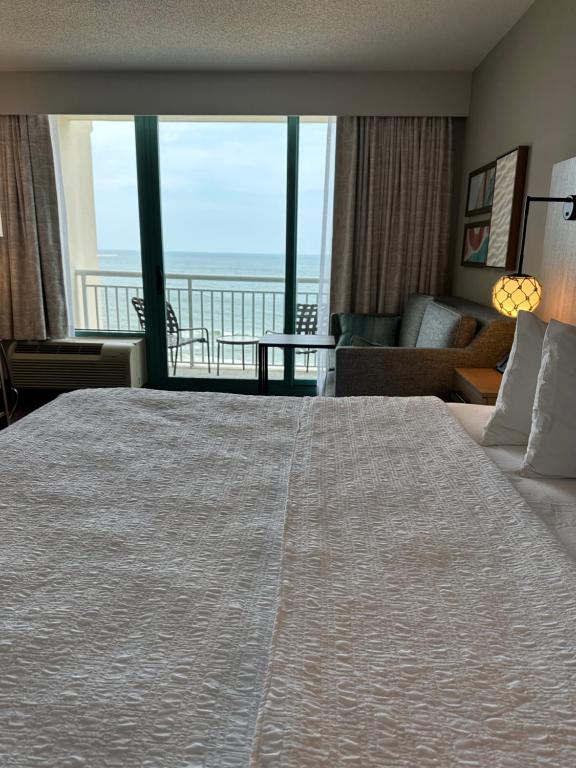 Oceanfront 1 King Bed 1 Sofa Bed Walk-In Shower Renovated
