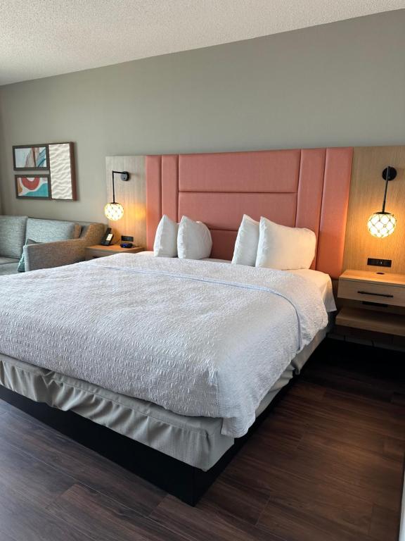 Oceanfront 1 King Bed 1 Sofa Bed Walk-In Shower Renovated