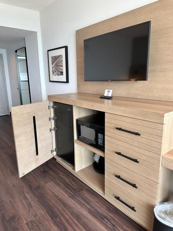 Oceanfront 1 King Bed 1 Sofa Bed Walk-In Shower Renovated