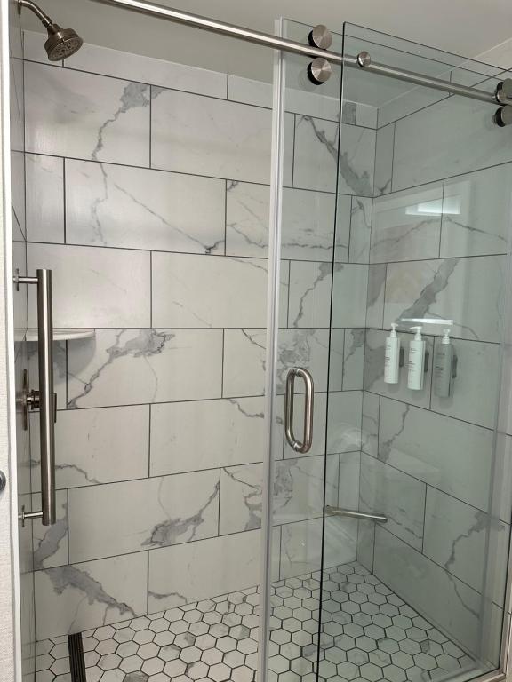 Oceanfront 1 King Bed 1 Sofa Bed Walk-In Shower Renovated