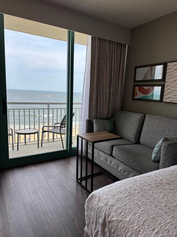 Oceanfront 2 Queen Beds 1 Sofa Bed Renovated