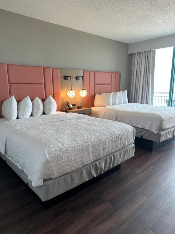 Oceanfront 2 Queen Beds only Renovated