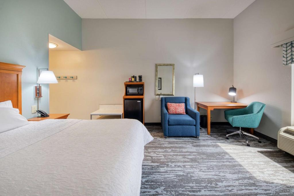 Deluxe King Room – Non-Smoking