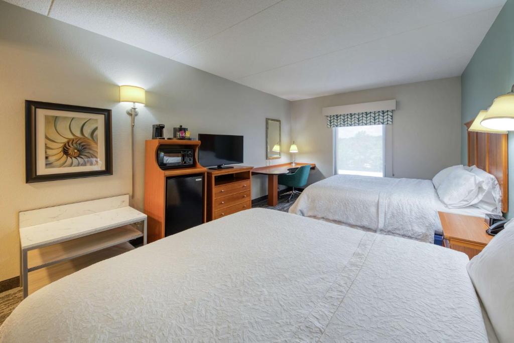 Deluxe Queen Room with Two Queen Beds – Non-Smoking