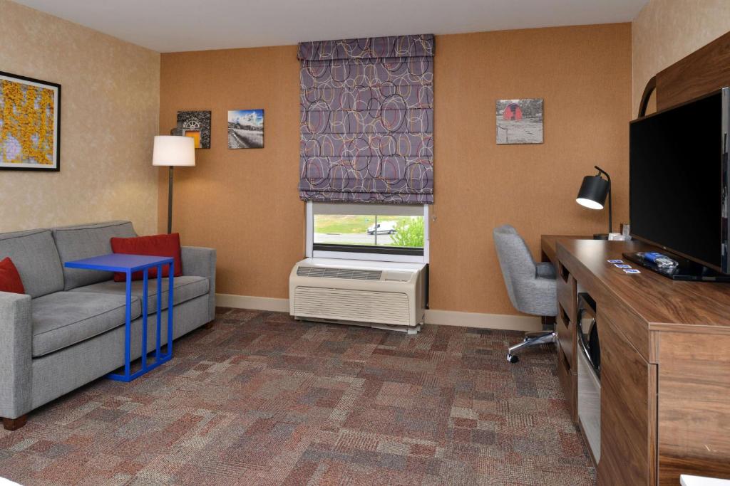 King Room with Sofa Bed – Non-Smoking