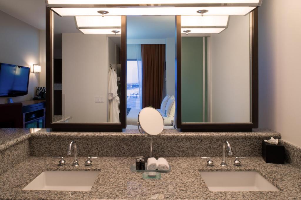 2 Queens Nonsmoking Royal Tower