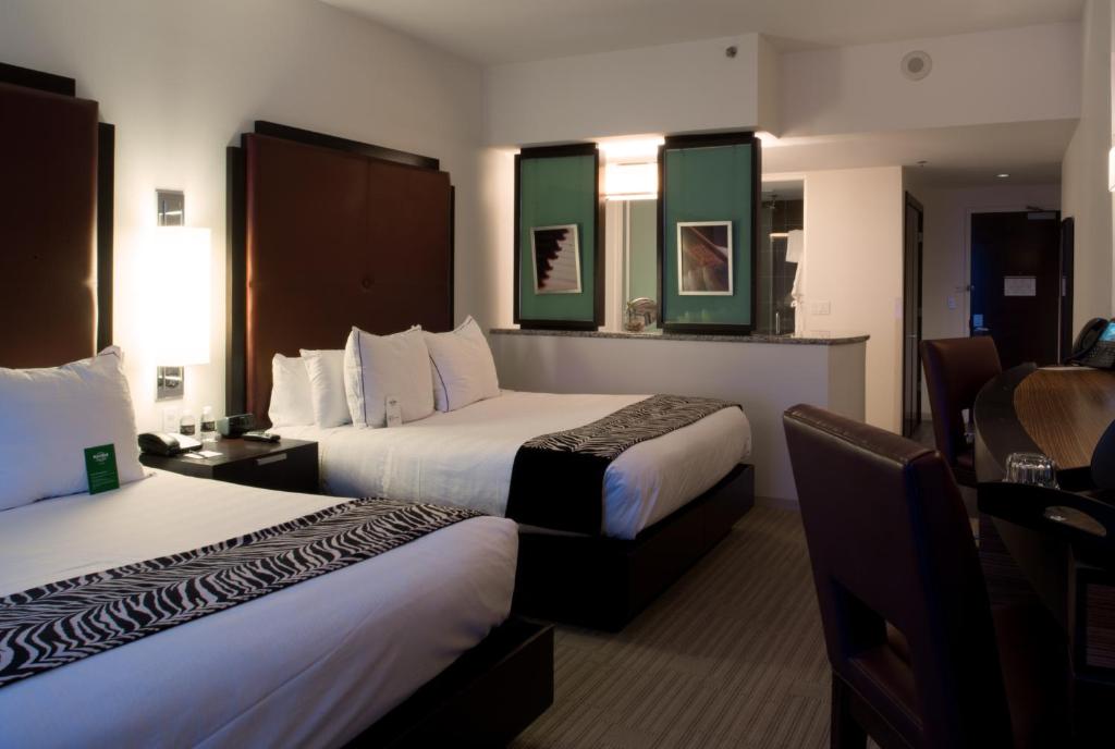 2 Queens Smoking Royal Tower with View