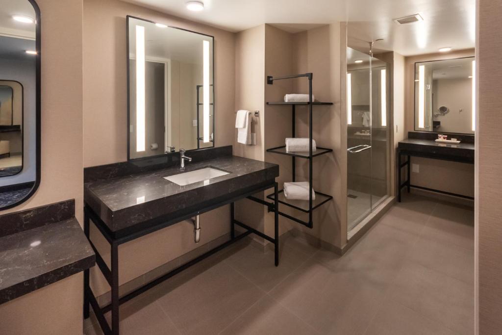 Premium King Non-Smoking