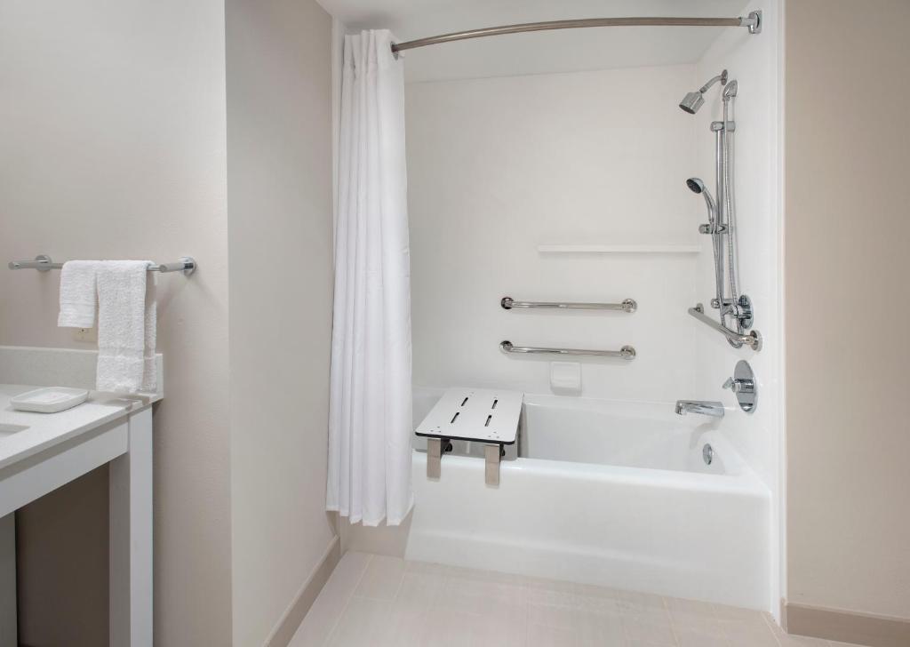 King Room with Bath Tub – Disability Access
