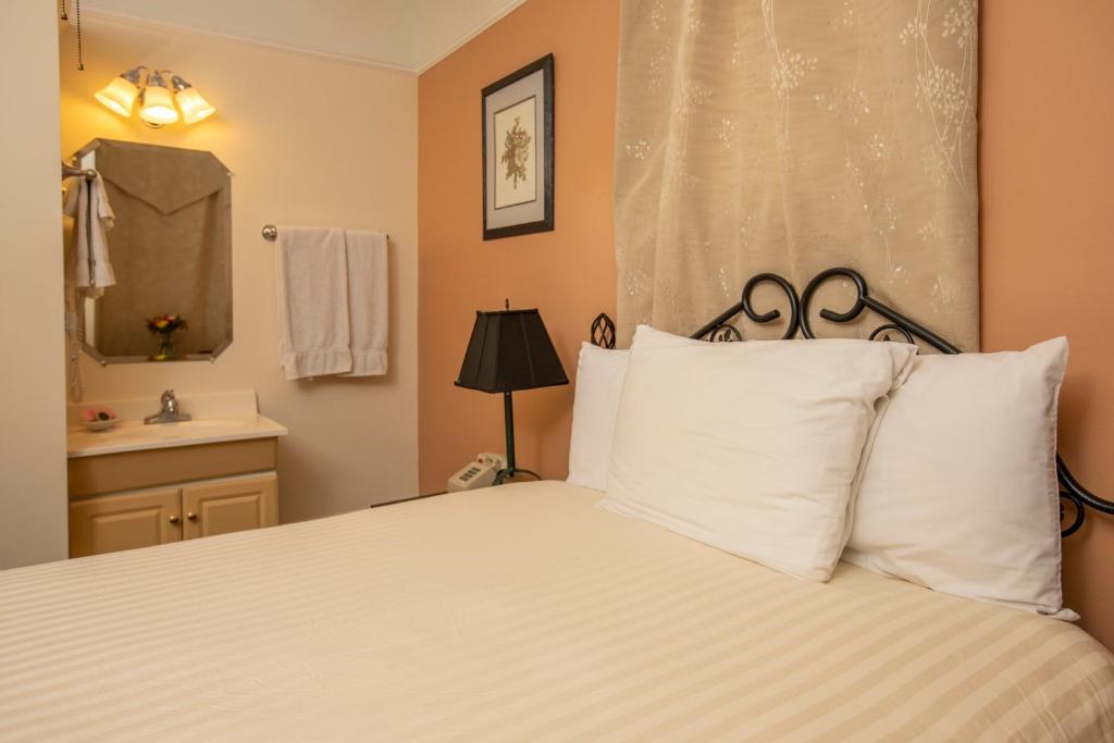 Double Room with Shared Bathroom