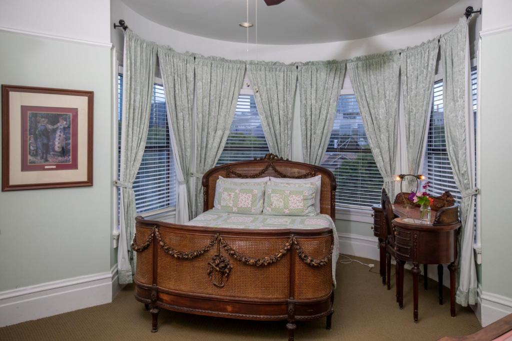 Queen Room with Shared Bathroom