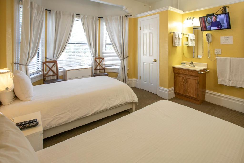 Twin Room with Shared Bathroom