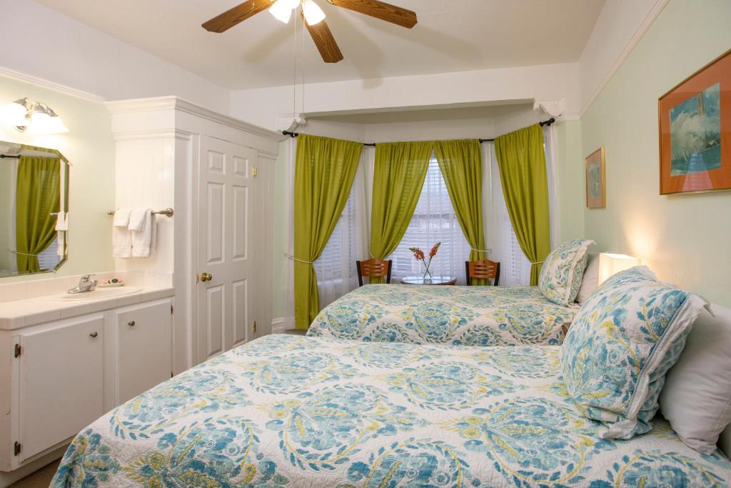 Twin Room with Shared Bathroom