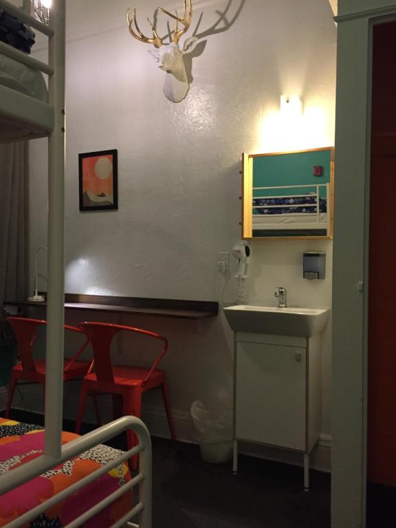 Private Economy Room