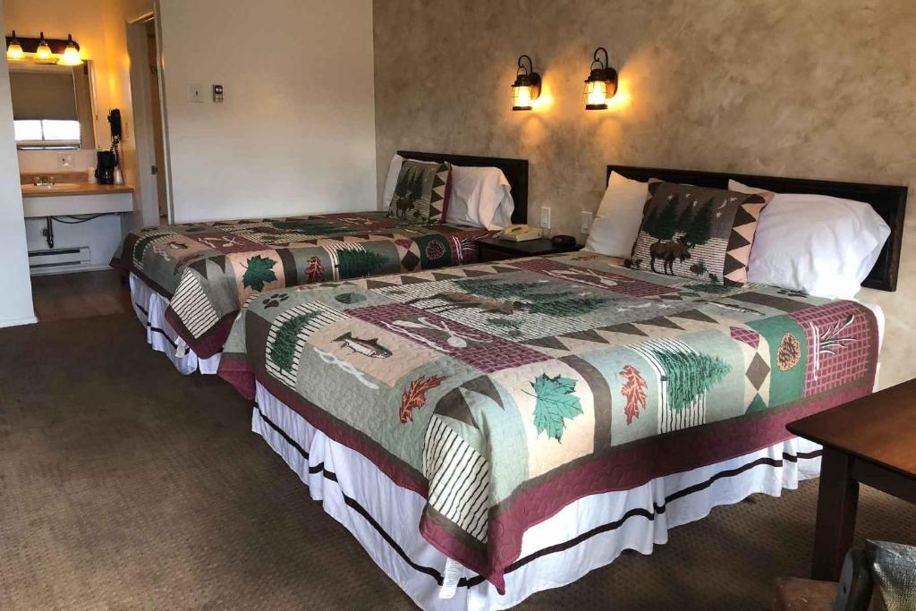 Queen Room with Two Queen Beds – Non-Smoking