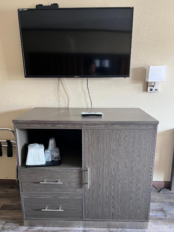 Deluxe King Room – Non-Smoking