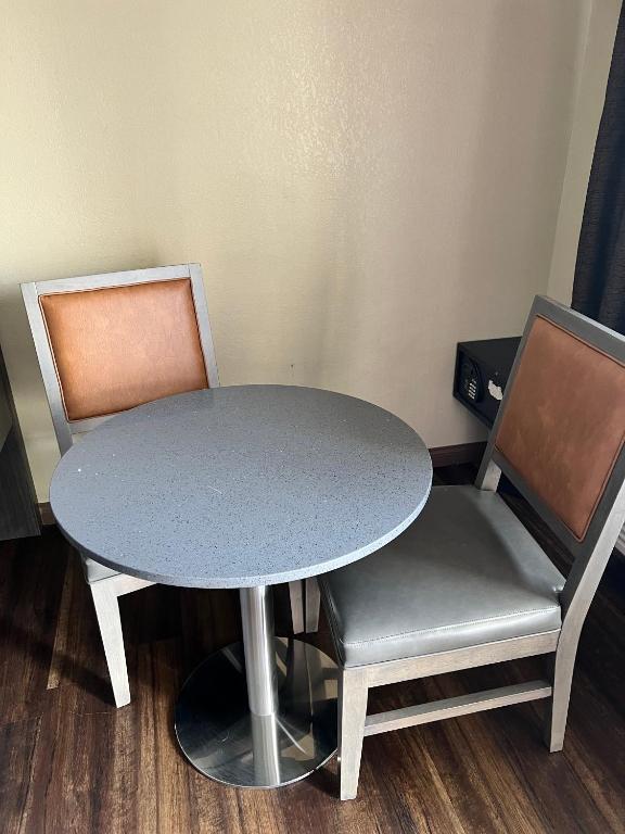 Deluxe King Room – Non-Smoking