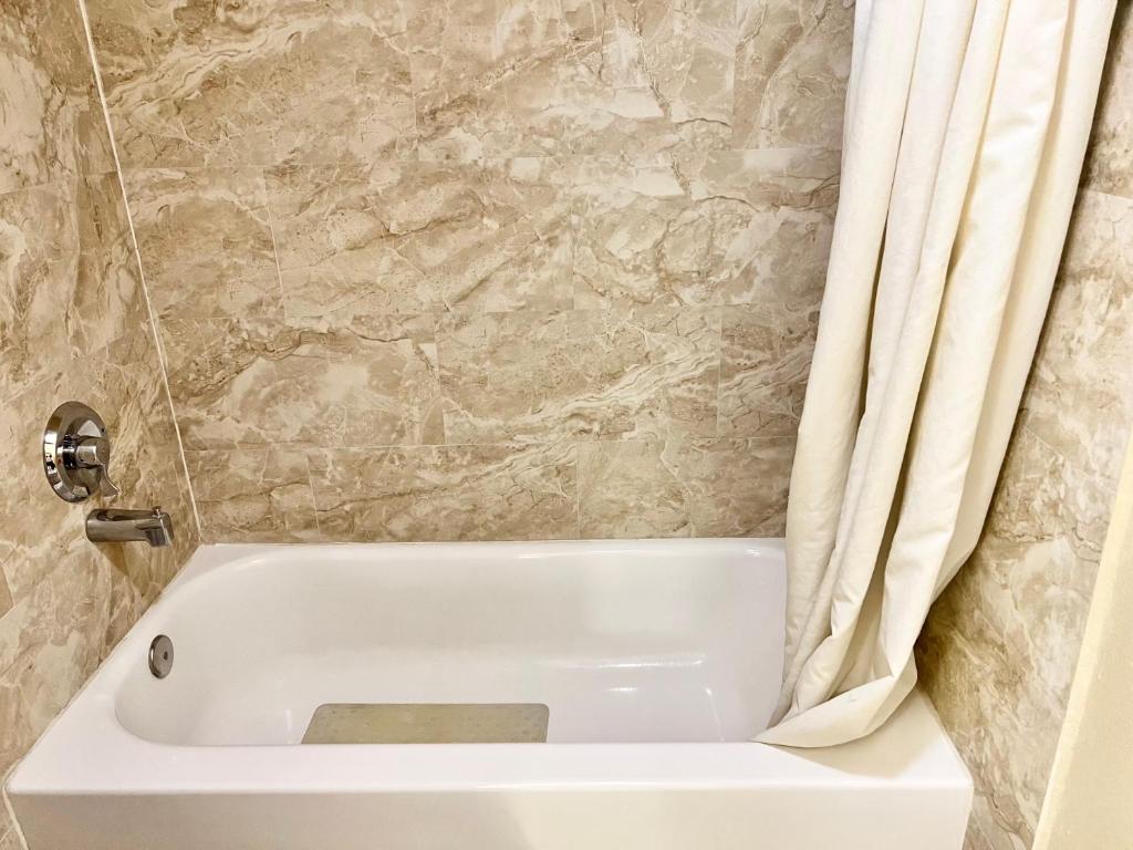 Queen Room with Two Queen Beds – Non-Smoking