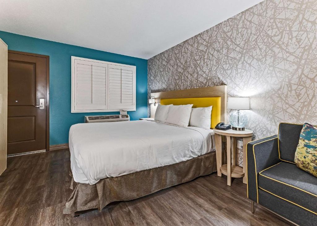 King Room Accessible Tub – AccessibleNon Smoking