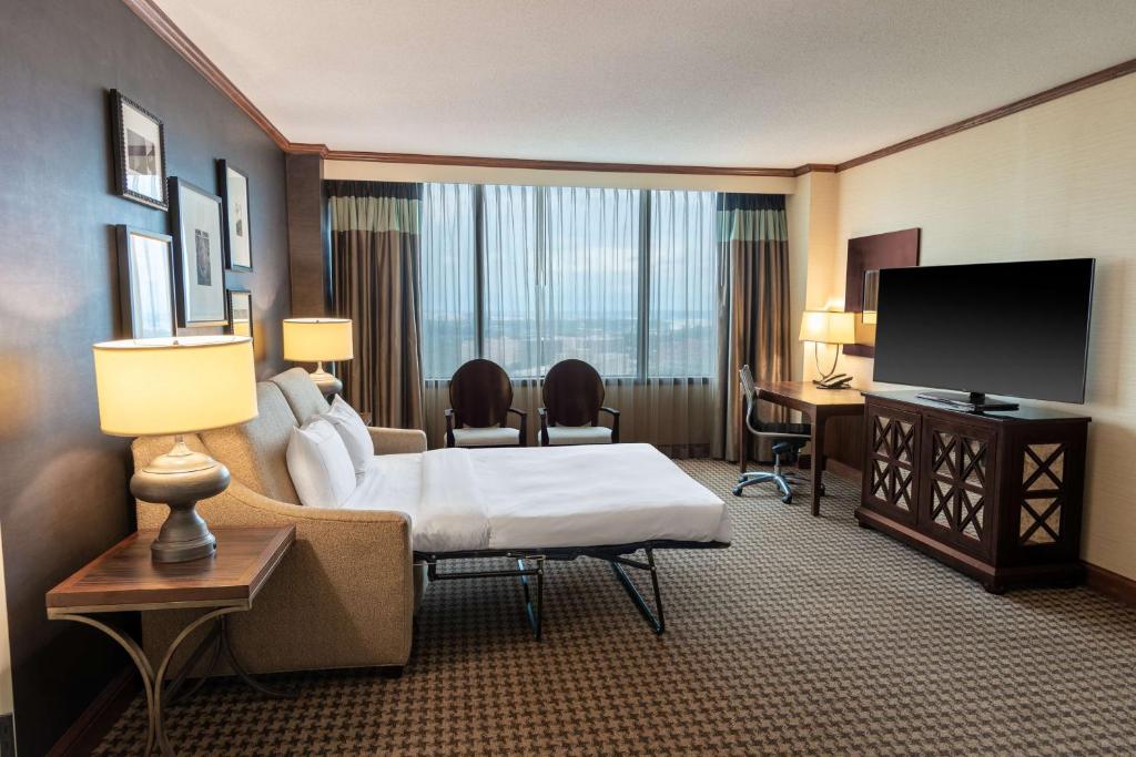 Deluxe King Suite – Non-Smoking