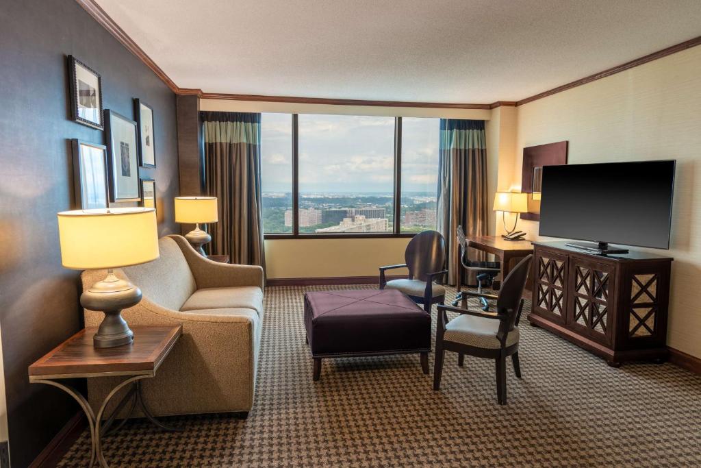 Deluxe King Suite – Non-Smoking