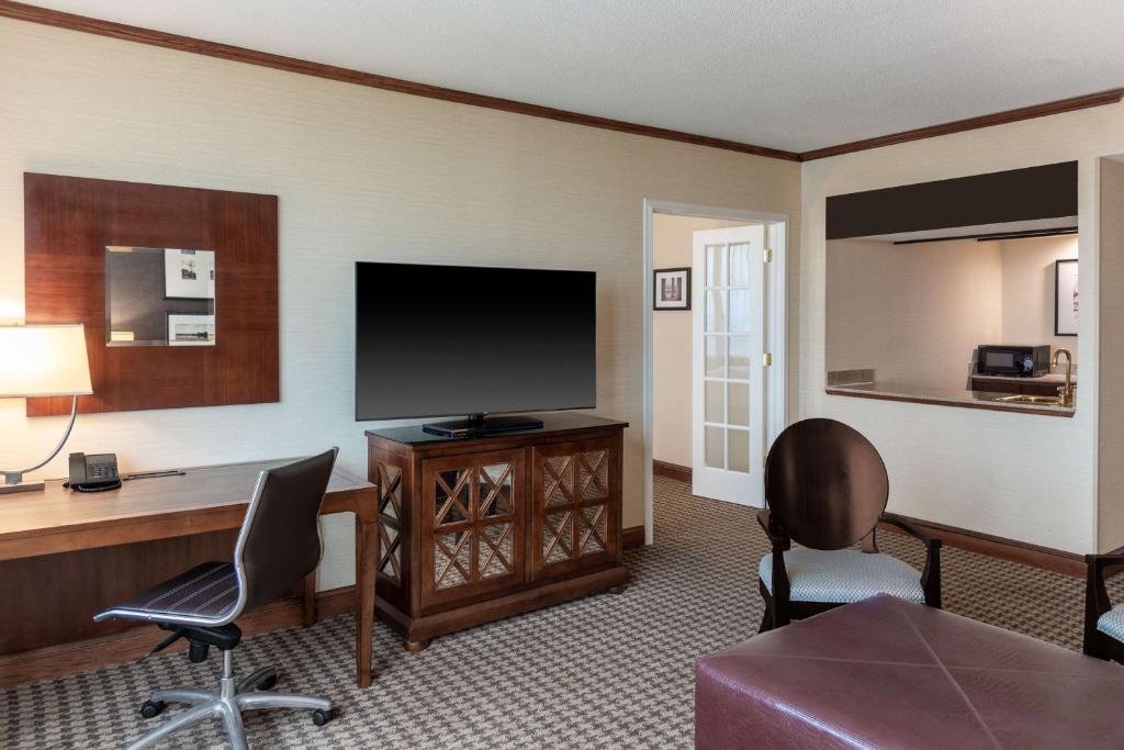 Deluxe King Suite – Non-Smoking