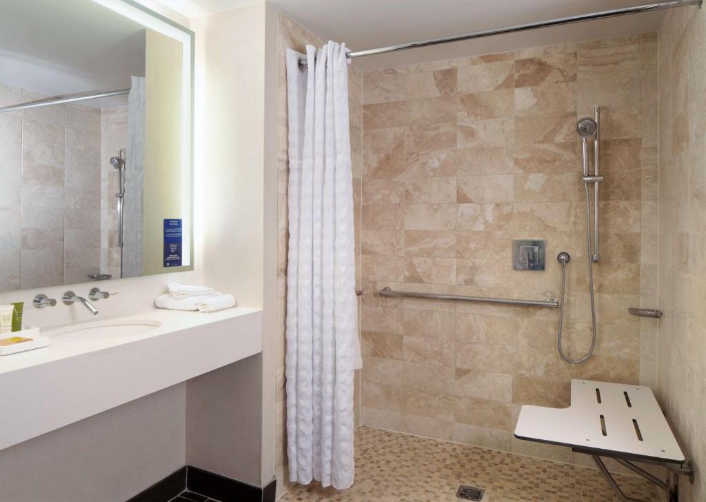 King Room – MobilityHearing Accessible