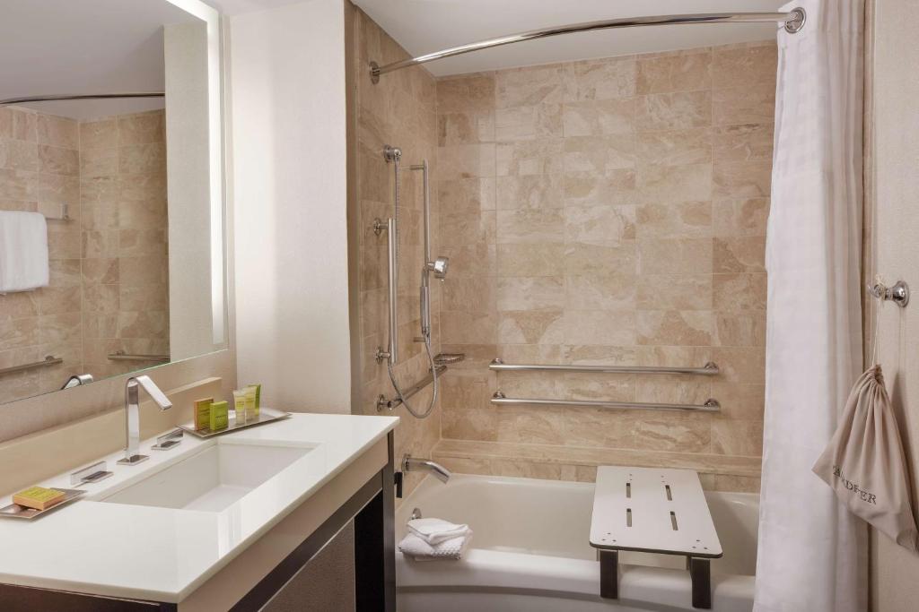 King Room – MobilityHearing Accessible