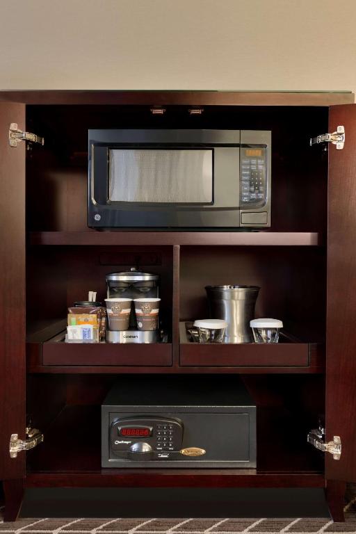 Deluxe King Room – Non-Smoking