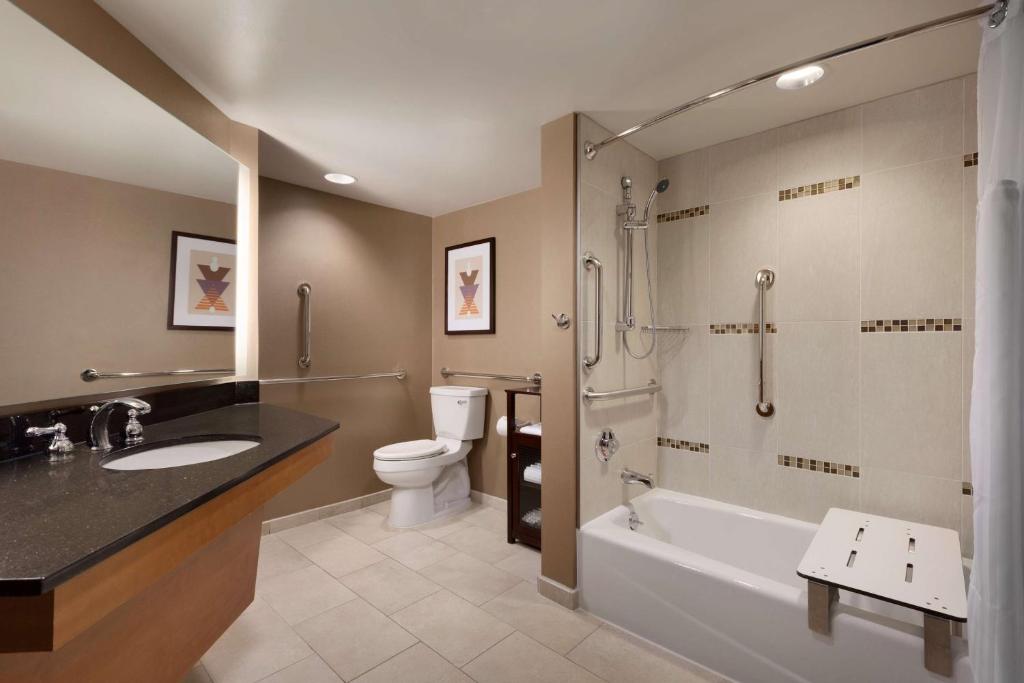King Corner Room with Bath Tub – Disability Access