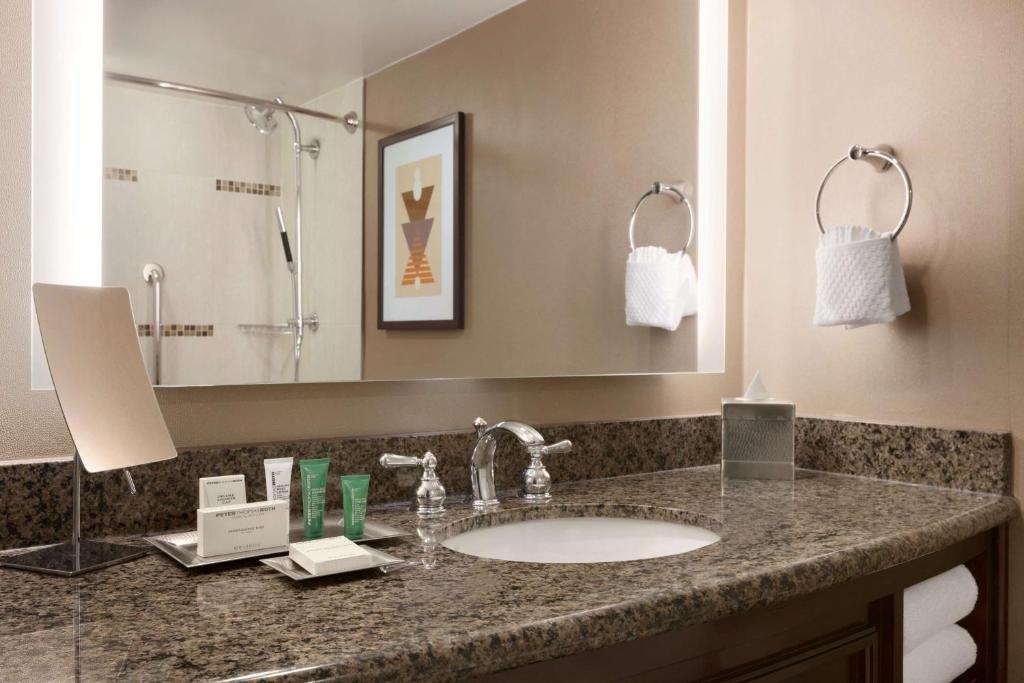 King Corner Room with Bath Tub – Disability Access